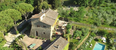 An aerial view of the villa, guesthouse, huge rear patio and pool area.