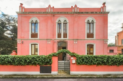 The Pink Palace, Apartment La Campagna, 100m from an award winning beach
