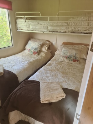 Bedroom 2 with optional top bunk