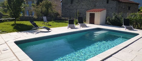 Piscine et vue extérieure Coquette