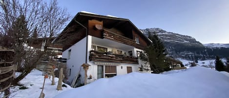 Haus mit Flimserstein im Hintergrund (oberste Wohnung)