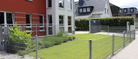 Blick auf den großzügigen Garten und den XXL-PKW-Stellplatz