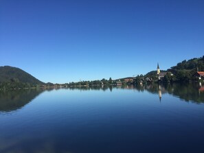 der Schliersee, um 8.00 morgens schnell zum schwimmen und dann Brezen vom Bäcker