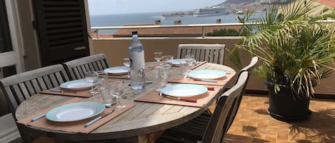 Terrasse avec salon de jardin