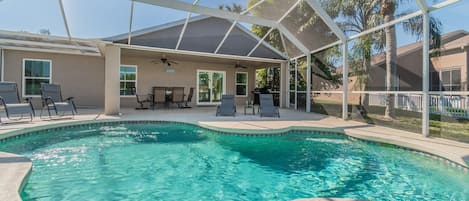 Gorgeous sunny pool area