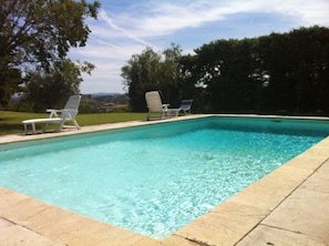 Grande piscine permettant de faire des longueurs.