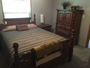 Master bedroom
Queen bed