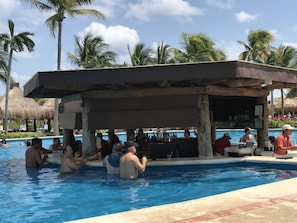 Swim up Bar