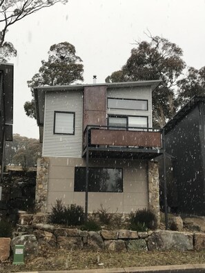 Snowfall at Biancaneve Lakeside Retreat, the ultimate Snowy Mountains Experience