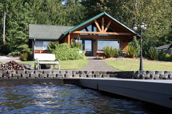 Cozy Log Cabin steps away from the lake!!