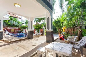 Garden with view on the pool