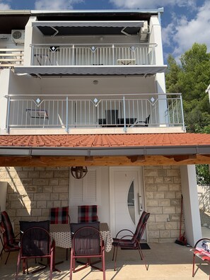 Blick von der großen Terrasse im EG auf Terrasse im 1. OG und Balkon im 2. OG