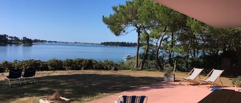 Vue de la terrasse sur le village de Locmariaquer et les iles Radenec et Réno