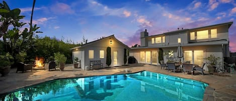 Pool and Fire Pit at night!