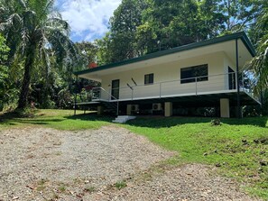 Comfortable Home in the Rainforest with WIFI!