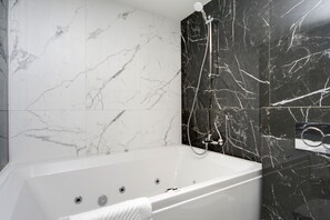 Jetted tub