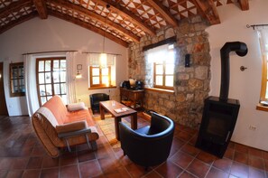 Living room with stonewall and chimney stove
