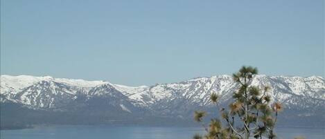 Huge Panoramic lake views and beautiful mountain views