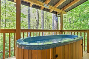 Hot tub, private and quiet.