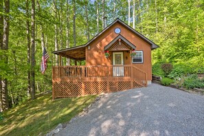 arriving at the cabin, back up and download. 4 steps to the front door.