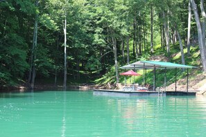 PRIVATE COVE AND DOCK,GREAT FOR FAMILY SWIMMING