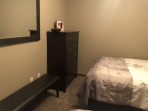 Dresser and bench for full bed room