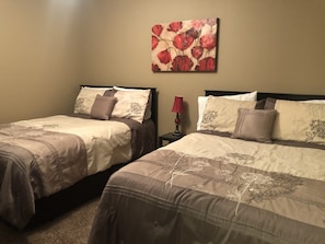 Guest room w/2 full beds