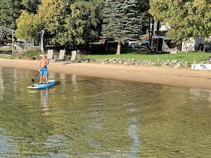 Fun paddle board, notice the nice sandy bottom!