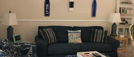 Living Room w/40 inch TV