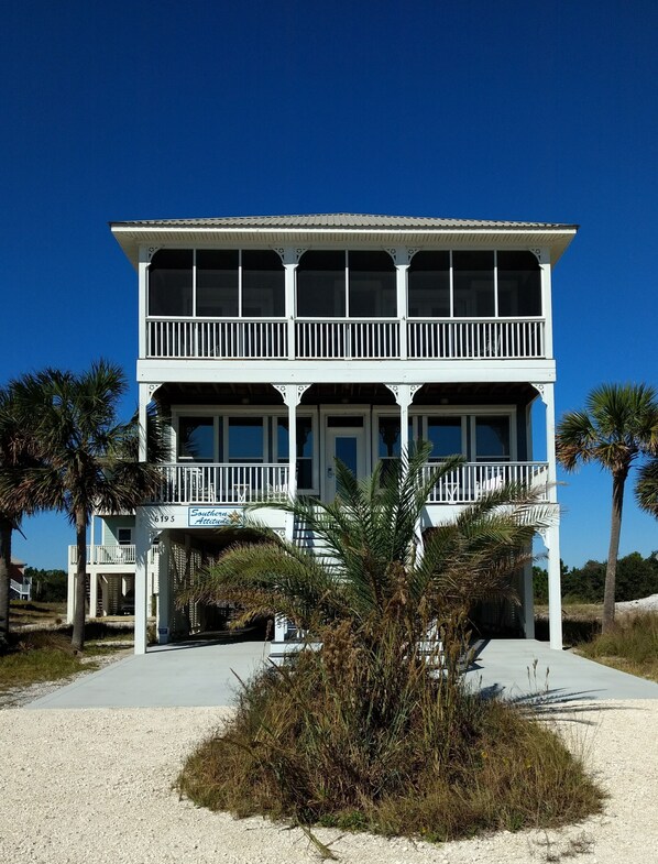Beautiful Southern Home; all amenities included!


