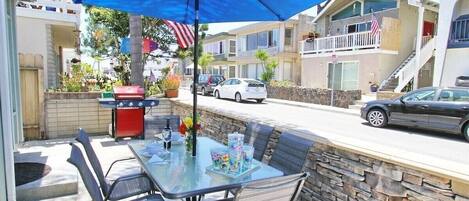 Feel ocean breeze on large patio with gas barbecue and 500Mb/s WIFI throughout house and patio!