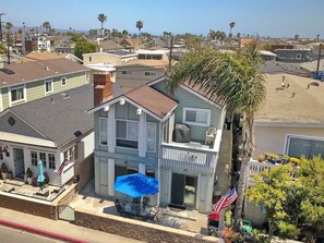 Your lower unit Home by the Sea!  One minute to the Beach!