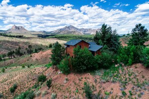 Stunning mountain views surrounding Elk Ridge Cabin