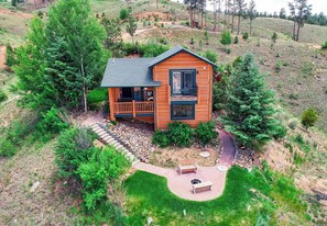 Elk Ridge Cabin and Summer surroundings