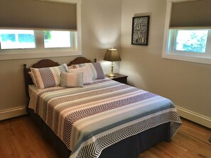 Bedroom on the water -Queen Bed with flat screen TV and ensuite