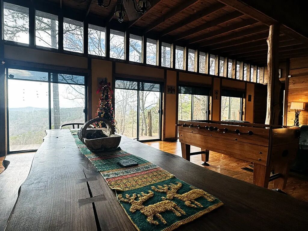 Secluded mountain top cabin with amazing views and hot tub