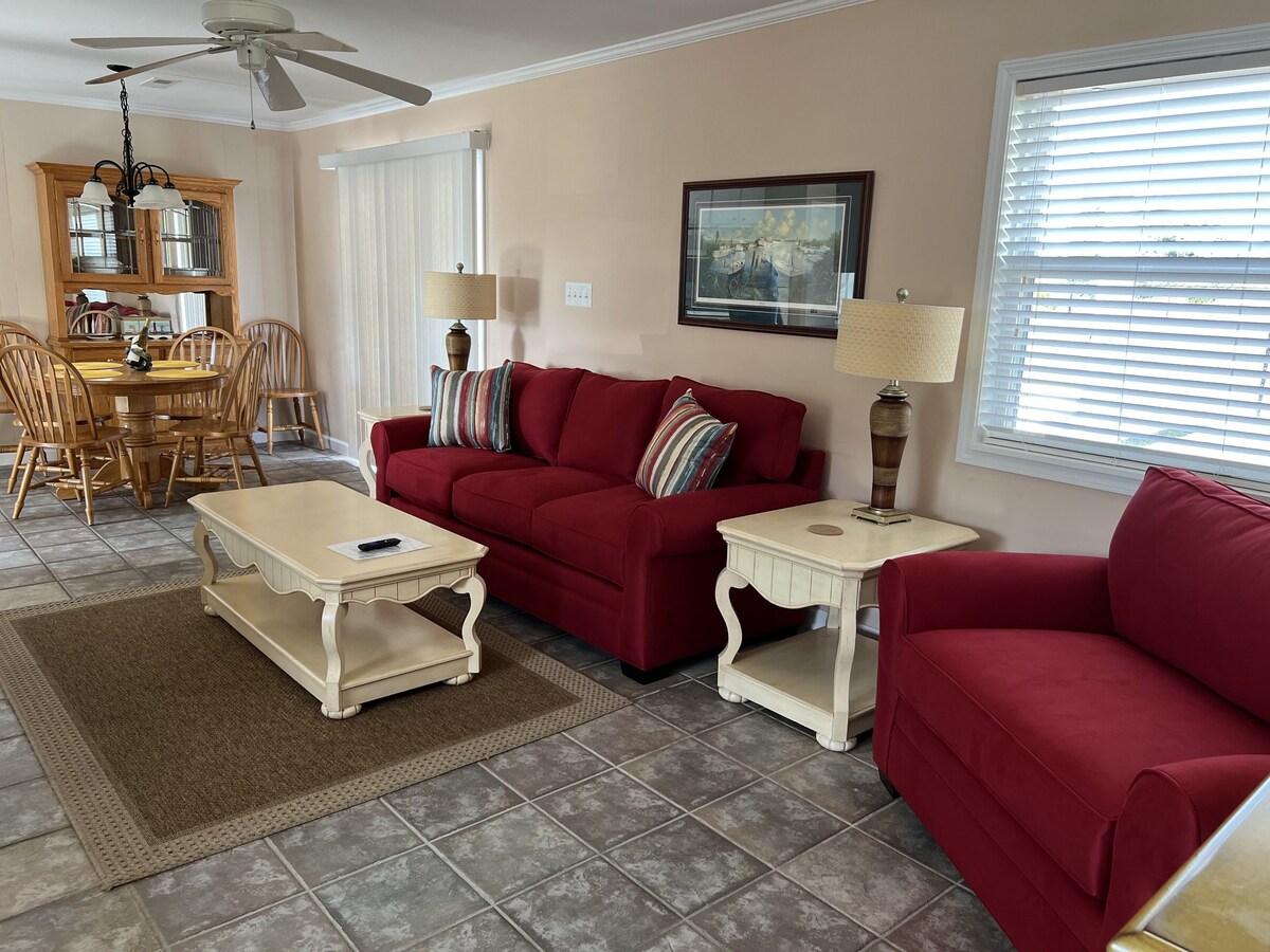 Great Stay & Located Middle Row! EI Bungalow One Minute Walk to Beach & Sound!