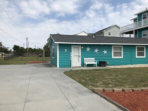 Sound & Seadogs Flat with Private Parking