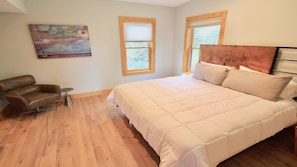 Guest bedroom with king size bed