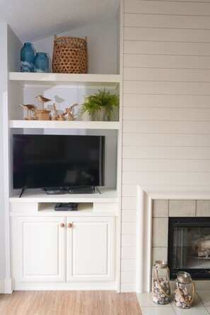 Living Room with 43" Smart TV & DVD 