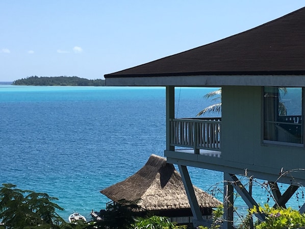 VILLA FETIA ITI WITH VIEW OF THE LAGOON OF BORA BORA