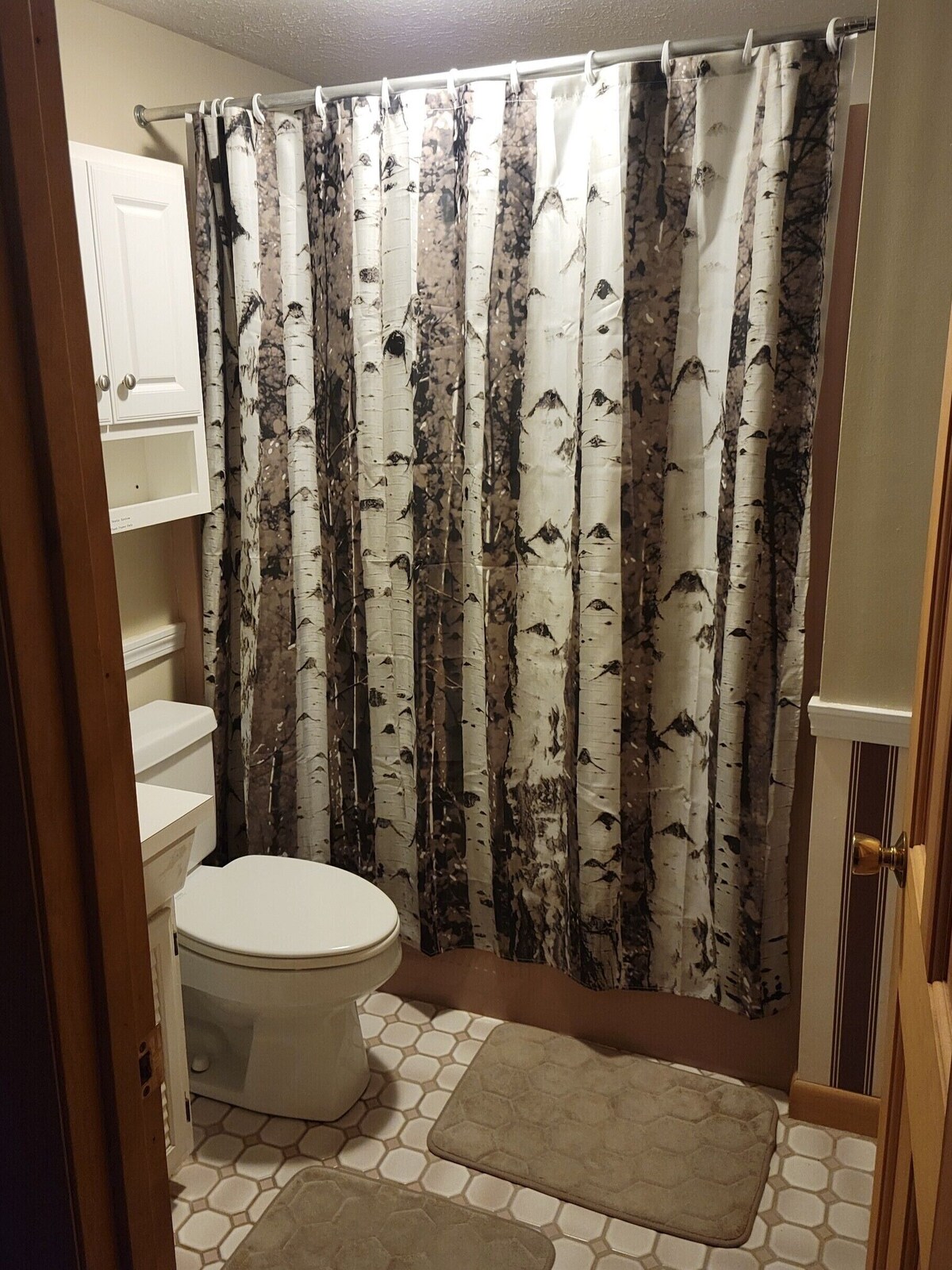 Spacious family chalet near Storyland, Living Shores Aquarium, club pool
