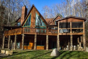 Back of house facing the lake and the dock.