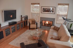 Living room with 50' Plasma TV and surround sound. Fireplace is out of order! 🙏