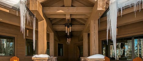 SNOWONDER HAUS...
Where Mountain Elegance meets Casual Sophistication