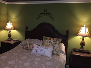 Bedroom with queen size bed