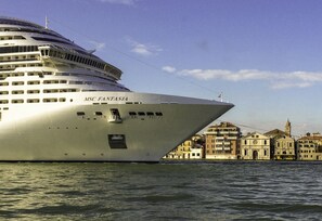 A ship in front of the building. On the right the water bus stop Spirito Santo.