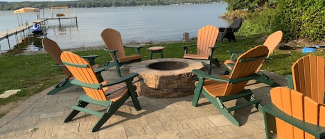 Outdoor fire pit