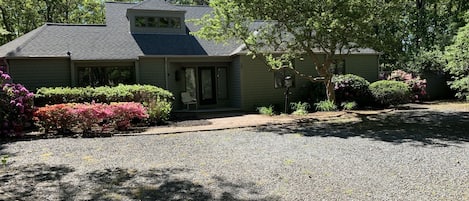 Beautiful Contemporary Home In Little Neck Bay of New Seabury