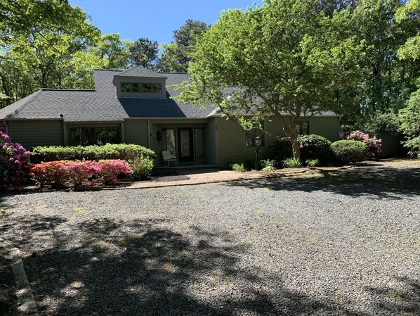 Beautiful Contemporary Home In Little Neck Bay of New Seabury